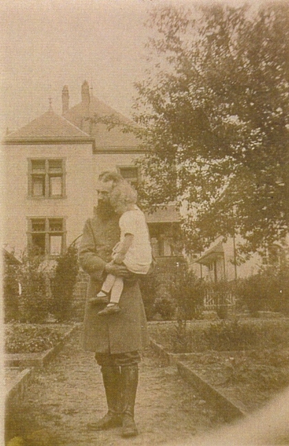 Pasteur bloch et arriere du presbytere 1916